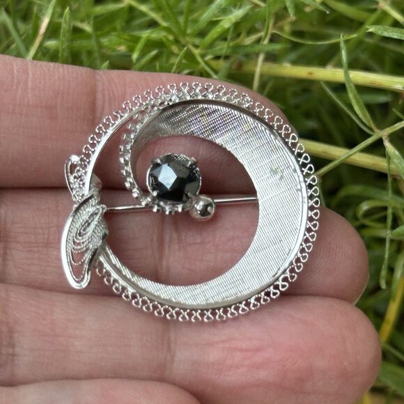 Sorrento Brooch 1.25" Hematite Cab Filigree Swirl C Clasp Deco 925 Sterling 3.7g - Picture 2 of 5